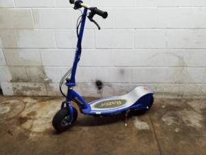 lot 31 image: Razor E300 12V Electric Scooter