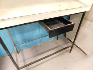 lot 34 image: Work Station - 50.5(w) x 80.5(h) x 24.5(d)