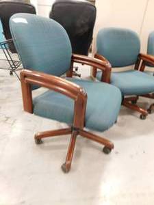 lot 38 image: 3 - Rolling Office Chairs
