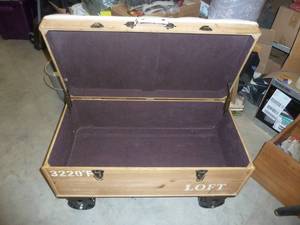 lot 100 image: Storage Chest on Wheels with Bench Seat Top