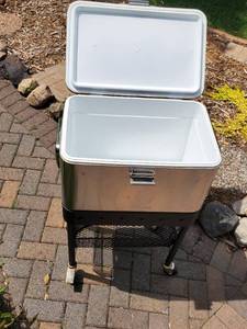 lot 22 image: Outdoor Rolling Cooler Cart