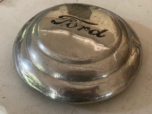 lot 128 image: Single Ford Hubcap