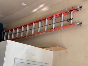 lot 152 image: 12 Aluminum Extension Ladder