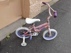 lot 24 image: Huffy Sea Star 12 Bike