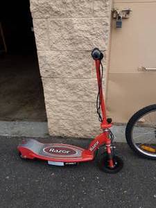 lot 31 image: Razor E-150 Electric Scooter (No Charger)