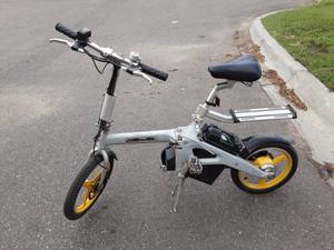 lot 32 image: Ultralite Motorized Bike (No Key, No Charger-What You See Is What You Get)