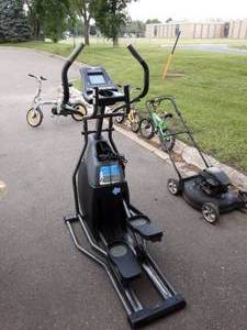 lot 33 image: CSE 4.5 Horizon Club Series Ergonomic 18 Stride Path Flywheel Exercise Stepper With Power Cord