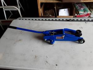 lot 16 image: Hydraulic Jack