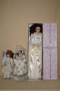 lot 100 image: 3 Collector Dolls