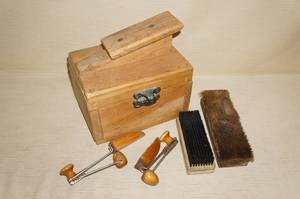 lot 106 image: Shoe Shine Set
