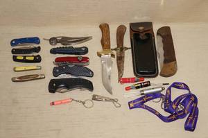 lot 142 image: Pocket Knives, Laser Pointers - Buck
