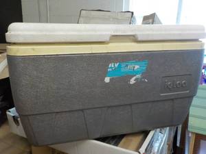 lot 60 image: Igloo Cooler...