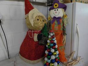 lot 79 image: Xmas and Fall Dcor...