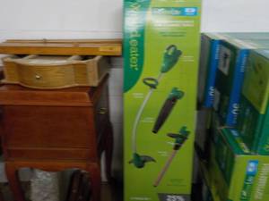 lot 303 image: Featherlite Weed Eater new in box...