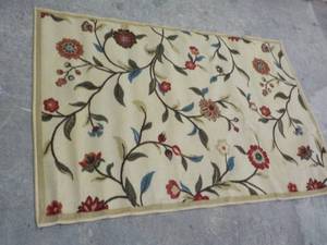 lot 375 image: Area Rug 39 x 58...