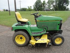 lot 7 image: 1993 John Deere 425 Lawn Mower