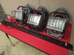 lot 401 image: REGENT 500W PORTABLE WORK LIGHTS WITH EXTENSION CORDS, 14-OUTLET POWER STRIP