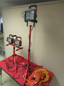 lot 403 image: CRAFTSMAN AND COMMERCIAL ELECTRIC-BRAND TRIPOD WORK LIGHTS, ASSORTED EXTENSION CORD