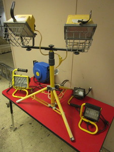 lot 406 image: DESIGNER EDGE TRIPOD WORK LIGHT, STANLEY WORK LIGHT,  40-FOOT CORD REEL, MORE
