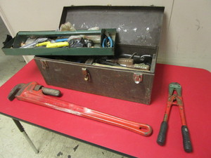 lot 419 image: RIGID 36 HEAVY-DUTY PIPE WRENCH, TOOL BOX WITH MISCELLANEOUS TOOLS