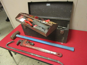 lot 422 image: RIGID HEAVY-DUTY 24 PIPE WRENCH, SLEDGEHAMMER, CROWBAR, TOOL BOX WITH MISCELLANEOUS TOOLS