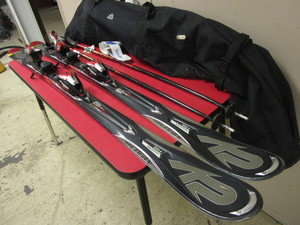 lot 433 image: APACHE CROSSFIRE SKIS, WITH SCOTT POLES, CARRYING BAG