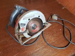 lot 4 image: 7 14 Corded Skilsaw