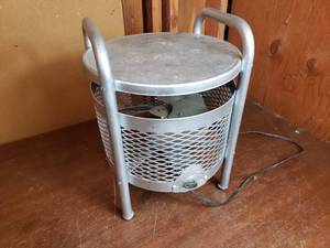 lot 32 image: Kisco Circulair Hassock Fan