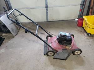 lot 35 image: 20 Murray Push Mower