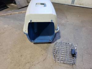 lot 45 image: Skipper II Pet Carrier No Front Gate