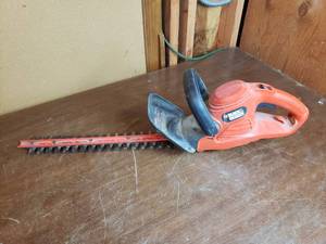 lot 46 image: Black & Decker 18 Hedge Electric Trimmer