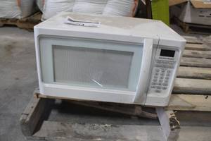 lot 179 image: Hamilton Beach Microwave Oven