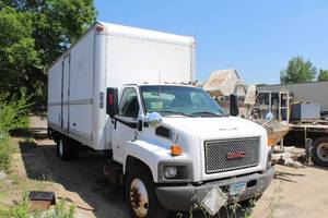 lot 1 image: 2007 GMC C7500 Conventional Cab and Chassis 2-Door Box Truck