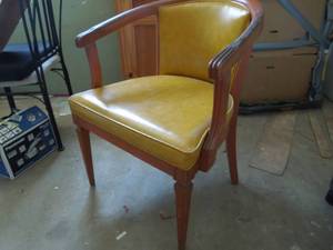 lot 5 image: Shelby Williams Gold Barrel Chair