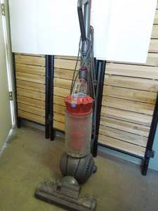 lot 8 image: Dirt Devil Vacuum