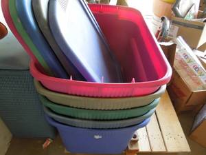 lot 21 image: 5 Sterilite Totes with Lids