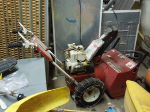 lot 56 image: Snapper Snow Blower With Cab Shield
