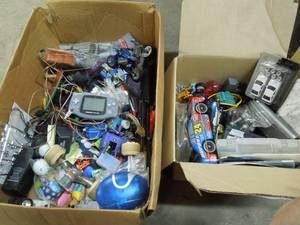 lot 87 image: TOYS Game boy, ZipZaps, Matchbox carstrailers, Magnet game, etc etc etc