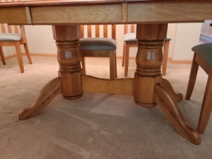 lot 16 image: Dining Room Table With 6 Chairs