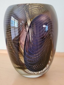 lot 13 image: Art Glass Vase
