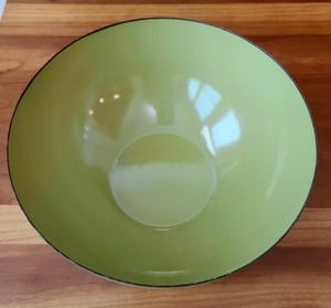 lot 88 image: Catherine Holm Lotus Olive Green Enamel Bowl