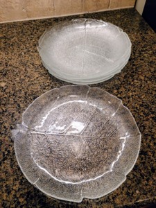 lot 91 image: 6 Clear Glass Leaf Shaped Plates