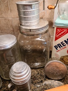 lot 108 image: Lot of Vintage Housewares