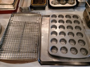lot 117 image: Large Lot of Baking Pans