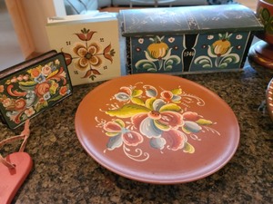 lot 128 image: Lot of Rosemaling Decor