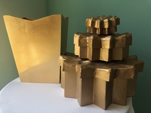 lot 216 image: Lot of Gold Decor