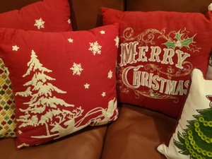 lot 263 image: Lot of Decorative Holiday Throw Pillows