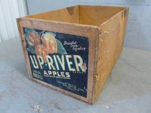 lot 73 image: Vintage Wooden Box