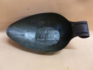 lot 98 image: Antique Flour Scoop