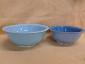 lot 100 image: Pyrex Mixing Bowl Set